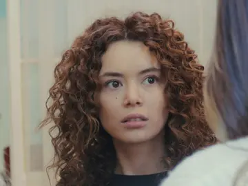 Sirin recibe la inesperada visita de Ceyda y Yeliz para hacer justicia por toda su maldad Sirin recibe la inesperada visita de Ceyda y Yeliz para hacer justicia por toda su maldad