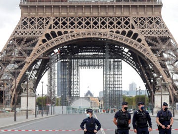 Evacuan la Torre Eiffel en París por amenaza de bomba, según testigos 