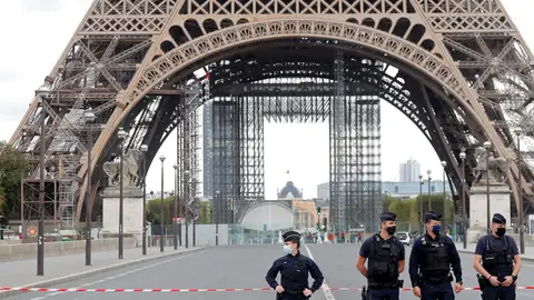 Evacuan la Torre Eiffel en París por amenaza de bomba, según testigos Evacuan la Torre Eiffel en París por amenaza de bomba, según testigos