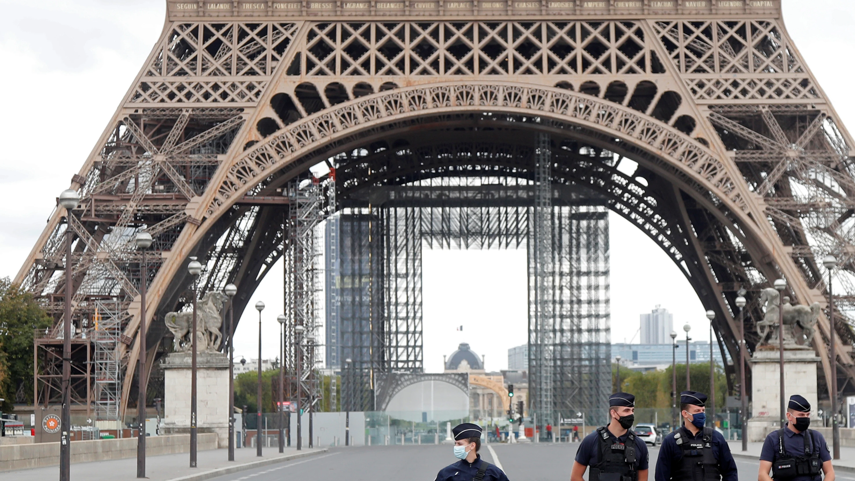Evacuan la Torre Eiffel en París por amenaza de bomba, según testigos Evacuan la Torre Eiffel en París por amenaza de bomba, según testigos