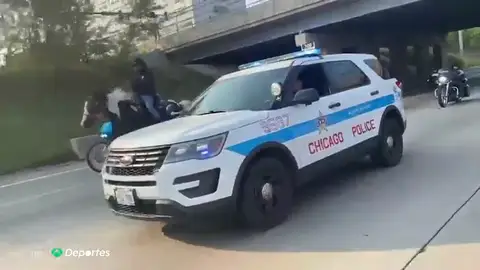Un cowboy a caballo corta la principal autovía de Chicago para defender los derechos de los niños Un cowboy a caballo corta la principal autovía de Chicago para defender los derechos de los niños