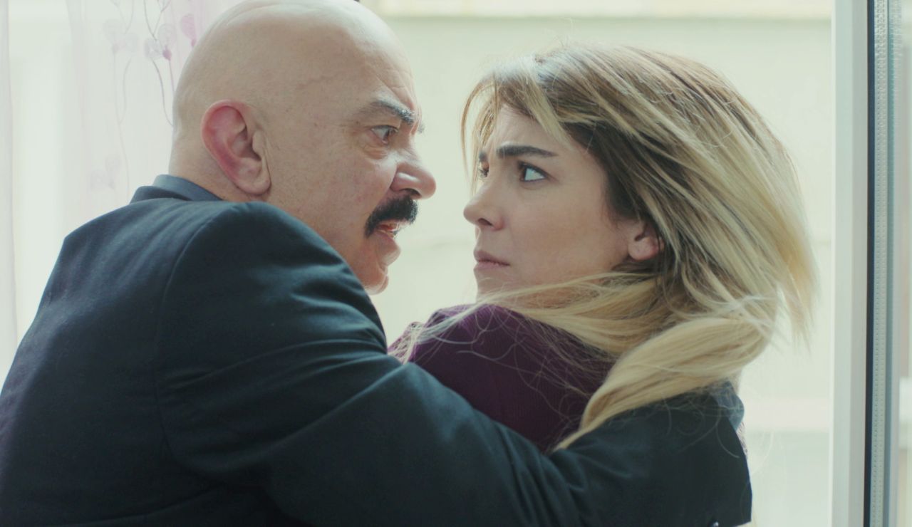 Del amor al odio: la traición de Ceyda a Hikmet que pone en riesgo su propia vida Del amor al odio: la traición de Ceyda a Hikmet que pone en riesgo su propia vida