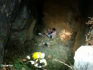 El complicado y angustioso rescate de una joven que cayó en una sima en el Monte de la Tortuga, en Málaga