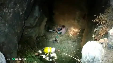 El complicado y angustioso rescate de una joven que cayó en una sima en el Monte de la Tortuga, en Málaga El complicado y angustioso rescate de una joven que cayó en una sima en el Monte de la Tortuga, en Málaga