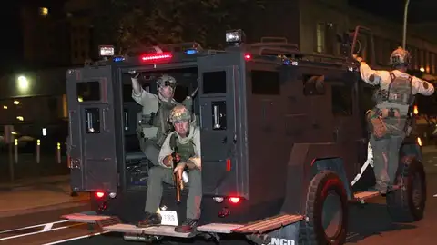 Dos policías heridos de bala en las protestas en Louisville tras la absolución en el caso Breonna Taylor Dos policías heridos de bala en las protestas en Louisville tras la absolución en el caso Breonna Taylor