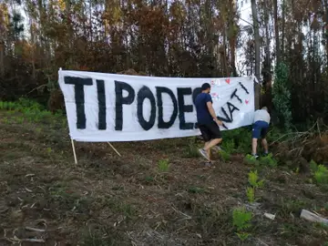 Colocan una pancarta en el exterior del Hospital de Santiago para que la vea una joven sometida a trasplante Colocan una pancarta en el exterior del Hospital de Santiago para que la vea una joven sometida a trasplante