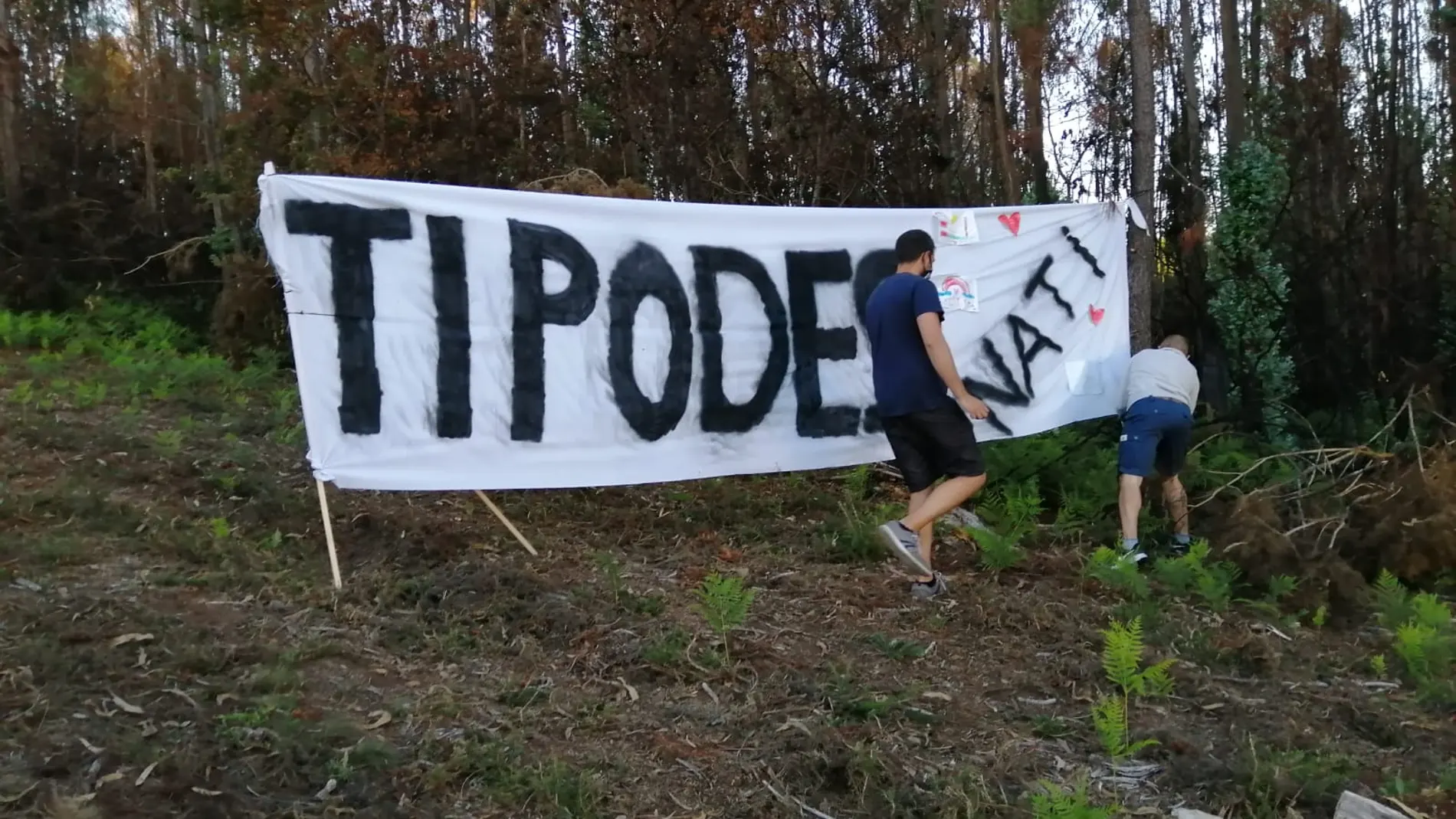 Colocan una pancarta en el exterior del Hospital de Santiago para que la vea una joven sometida a trasplante Colocan una pancarta en el exterior del Hospital de Santiago para que la vea una joven sometida a trasplante