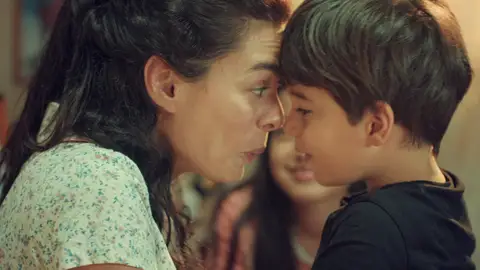 Bahar explica a Nisan y Doruk dónde está su padre: "Nos está mirando desde su escondite siempre" Bahar explica a Nisan y Doruk dónde está su padre: "Nos está mirando desde su escondite siempre"