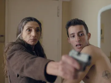 Emilia salva a Álex de una muerte segura: “¿Eres de la Resistencia?” Emilia salva a Álex de una muerte segura: “¿Eres de la Resistencia?”