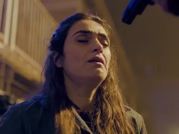 Julia, ante una muerte segura, recibe un golpe de suerte inesperado Julia, ante una muerte segura, recibe un golpe de suerte inesperado