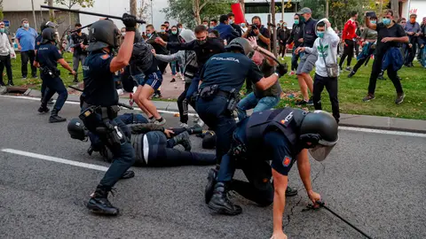 Protestas y cargas policiales en Madrid contra el confinamiento selectivo Protestas y cargas policiales en Madrid contra el confinamiento selectivo