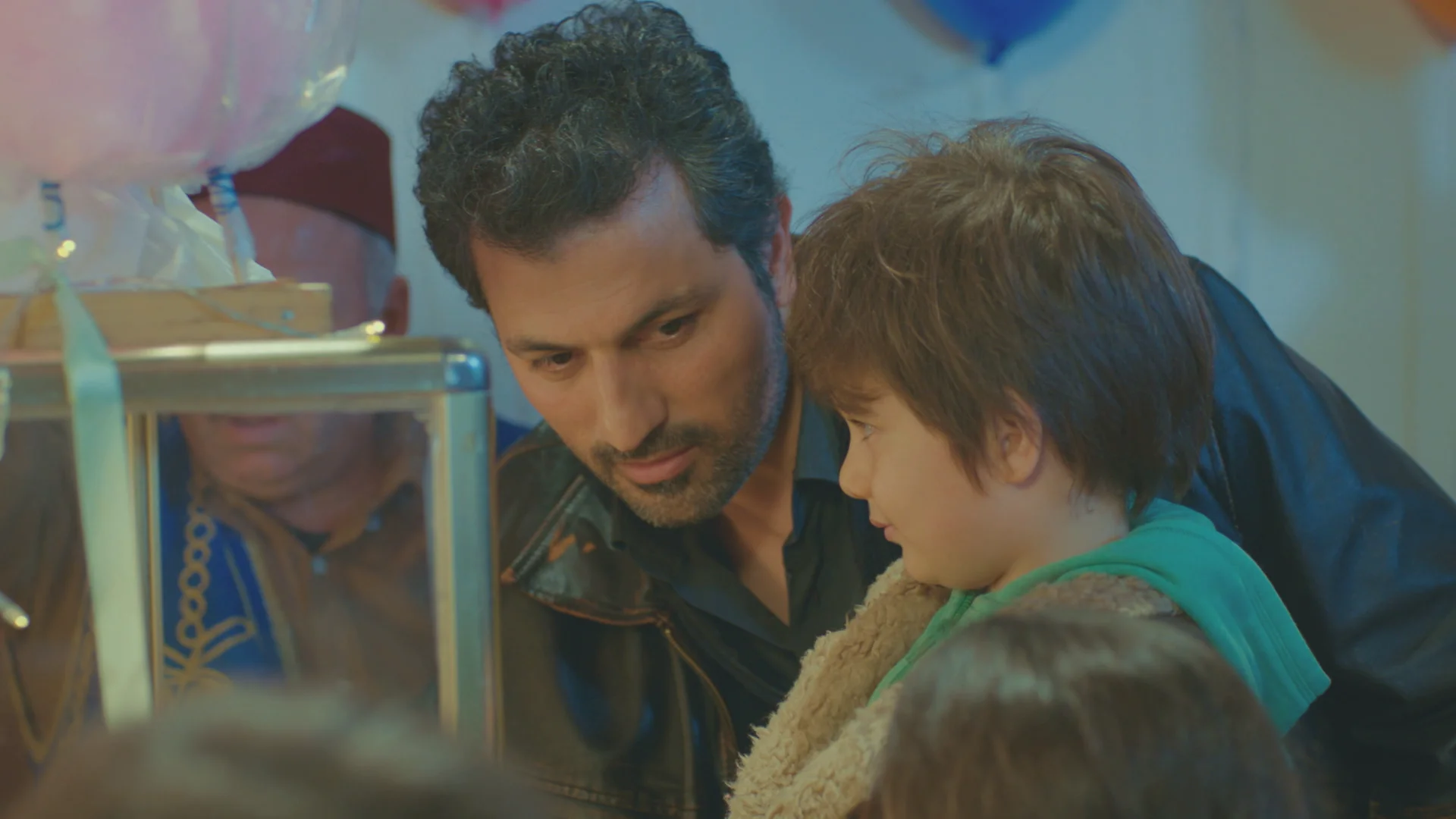 El dulce y 'paternal' detalle de Arif con Nisan y Doruk El dulce y 'paternal' detalle de Arif con Nisan y Doruk