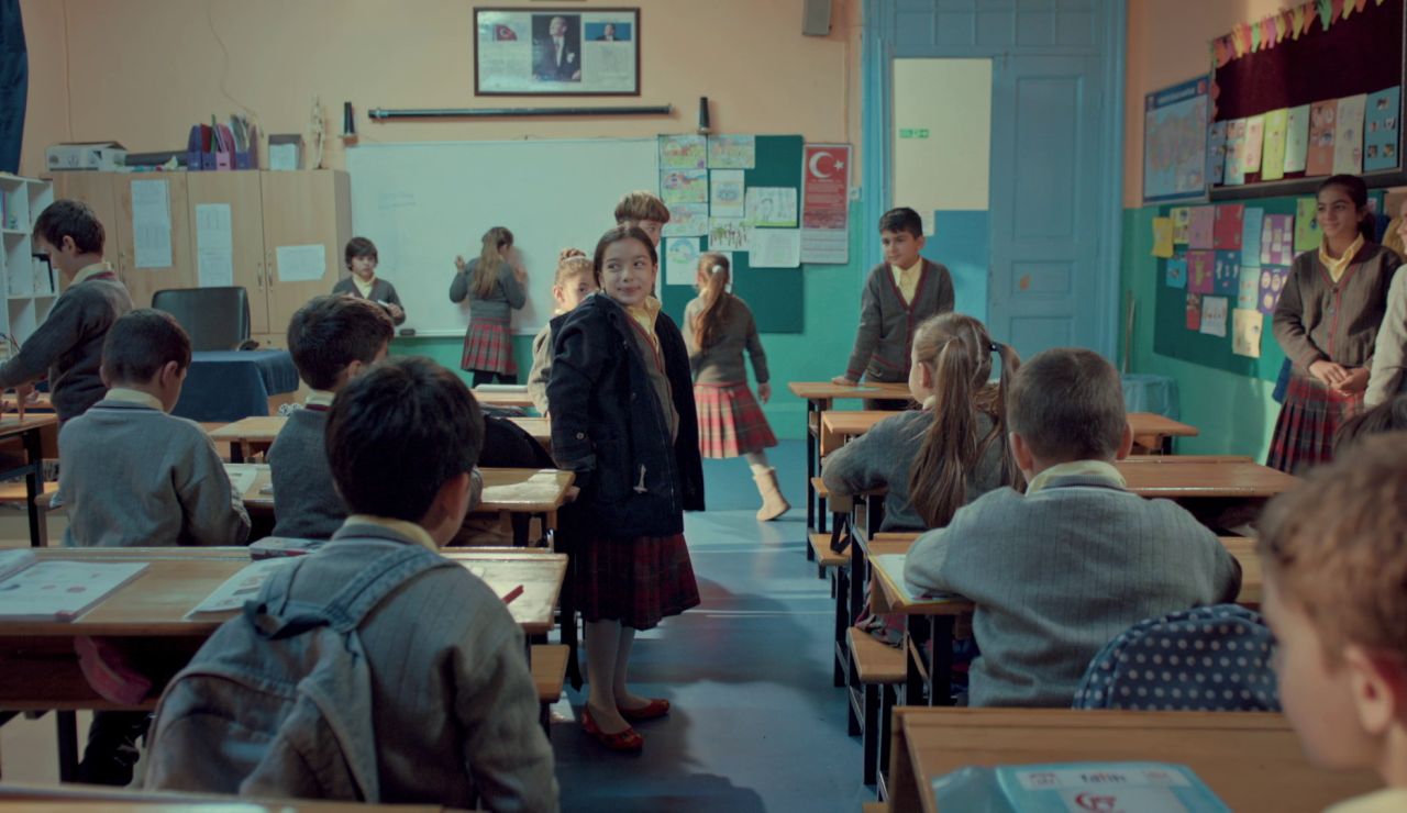 La felicidad de Nisan por poder llegar a clase con zapatos 'nuevos' La felicidad de Nisan por poder llegar a clase con zapatos 'nuevos'