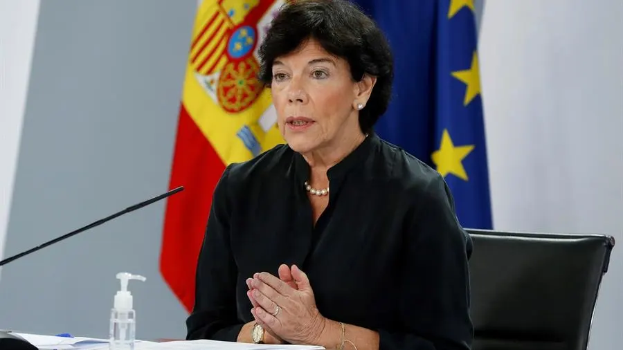 Aparecen pintadas pidiendola dimisión de Isabel Celaá en su vivienda de País Vasco Aparecen pintadas pidiendola dimisión de Isabel Celaá en su vivienda de País Vasco