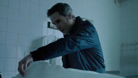 Julia y Hugo asaltan el CIM: ¿Han dado con el cadáver de Marta? Julia y Hugo asaltan el CIM: ¿Han dado con el cadáver de Marta?