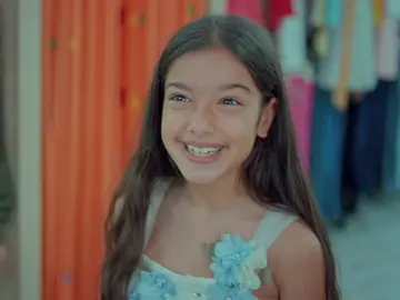 Nisan, la niña más feliz del mundo con su vestido de princesa Nisan, la niña más feliz del mundo con su vestido de princesa