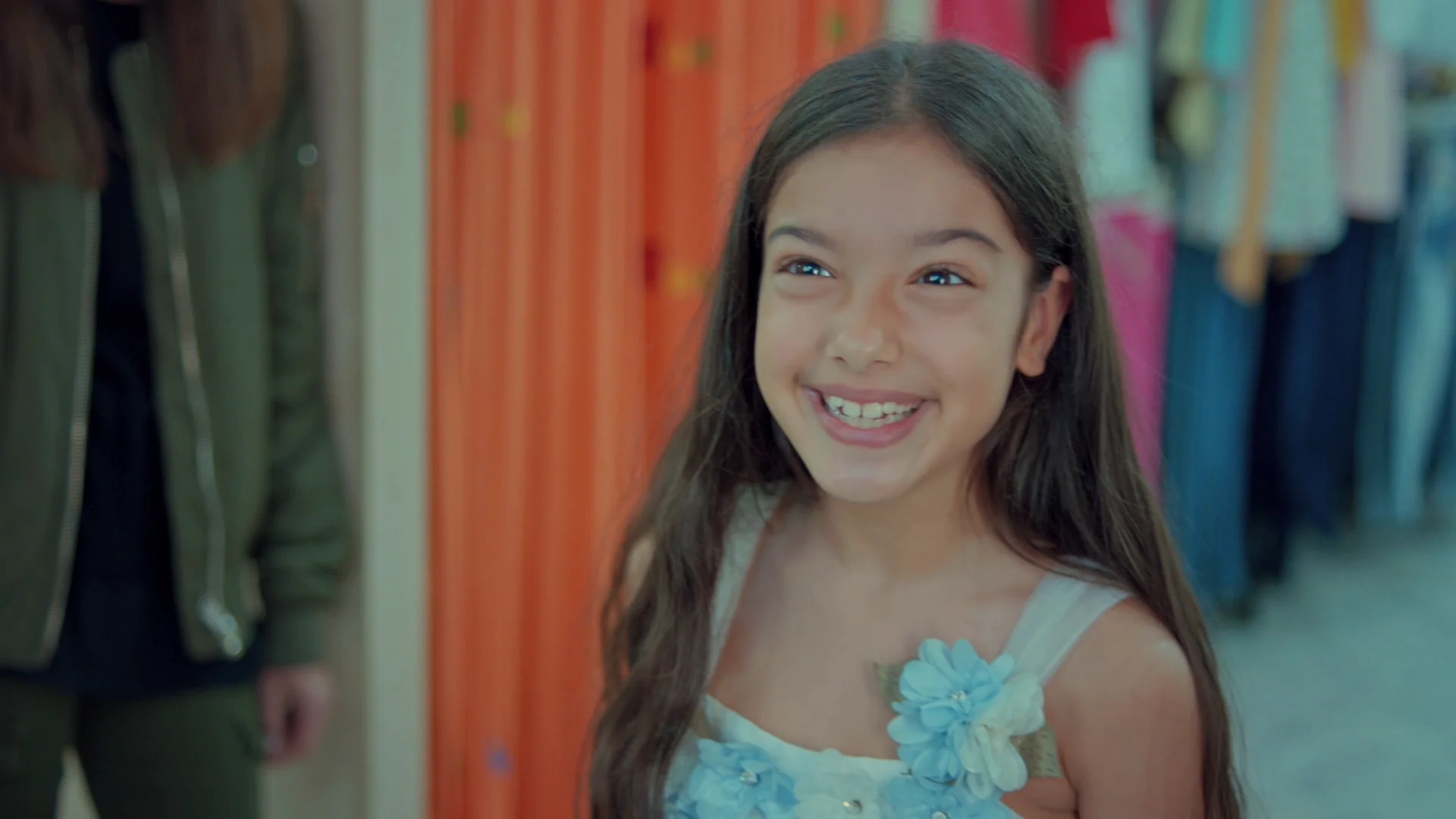 Nisan, la niña más feliz del mundo con su vestido de princesa Nisan, la niña más feliz del mundo con su vestido de princesa