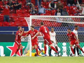 Javi Martínez celebra su gol ante el Sevilla