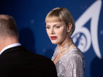 La princesa Charlène deslumbrando con su labial rojo y sus glamourosas joyas La princesa Charlène deslumbrando con su labial rojo y sus glamourosas joyas