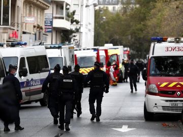 La policía francesa y el equipo de rescate cerca de las antiguas oficinas de Charlie Hebdo