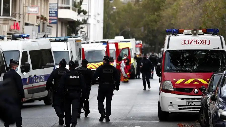 La polic&iacute;a francesa y el equipo de rescate cerca de las antiguas oficinas de Charlie Hebdo