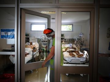 Un médico sale de una sala de pacientes de un hospital en Buenos Aires.