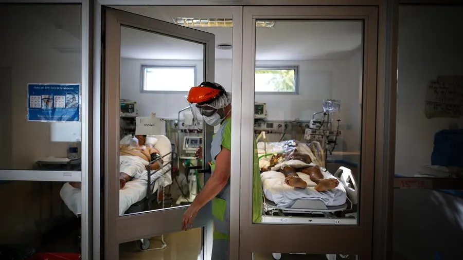 Un m&eacute;dico sale de una sala de pacientes de un hospital en Buenos Aires.