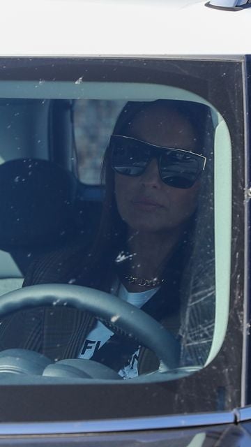 Paula Echevarría en el coche tras abandonar el centro comercial