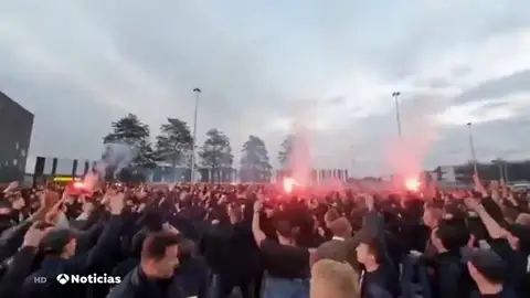 Cientos de aficionados se concentran en Holanda con permiso del alcalde para ver un partido de Europa League Cientos de aficionados se concentran en Holanda con permiso del alcalde para ver un partido de Europa League