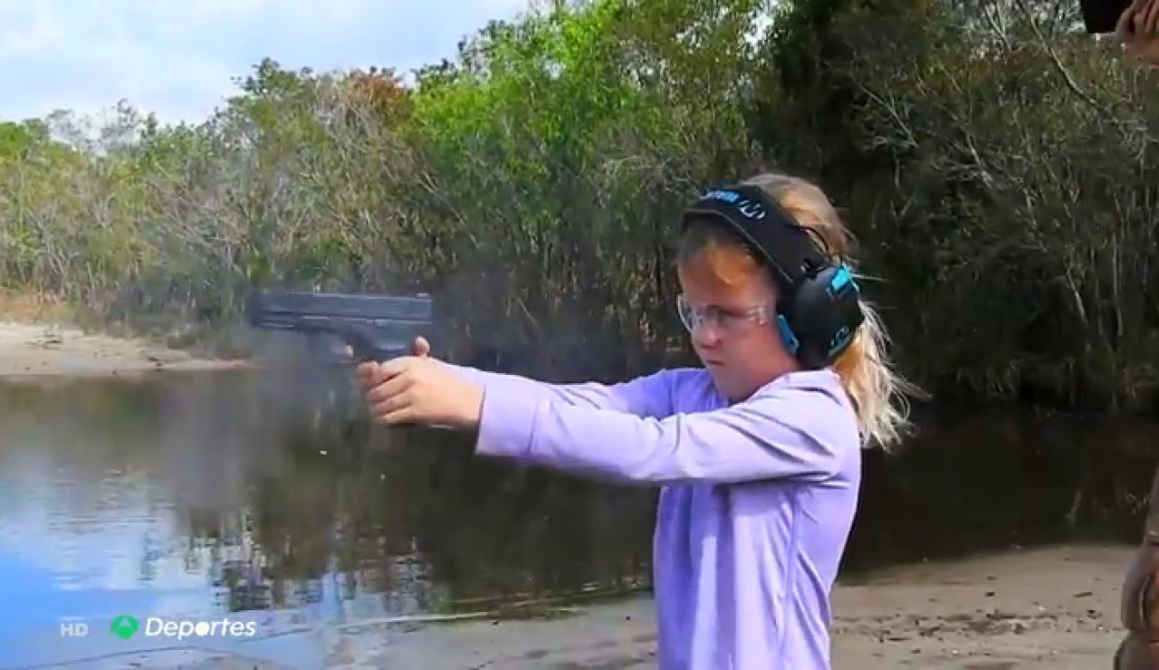 niños con pistolas de juguete