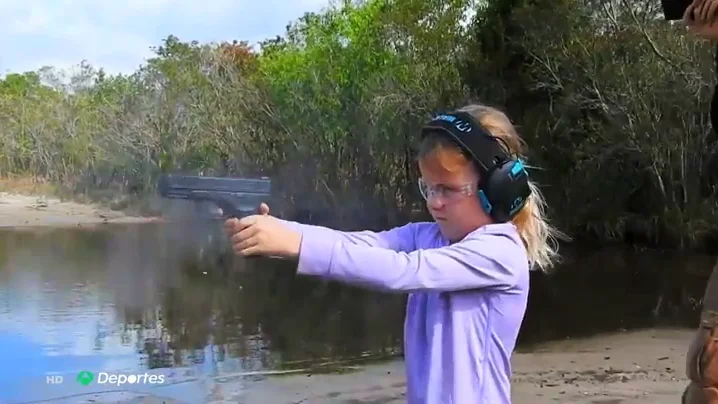 Autumn, la ni&ntilde;a de siete a&ntilde;os que maneja todo tipo de armas en Estados Unidos