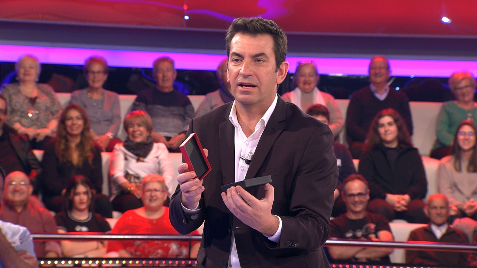 Arturo Valls recibe un misterioso pero mágico regalo en ‘¡Ahora caigo!’ 