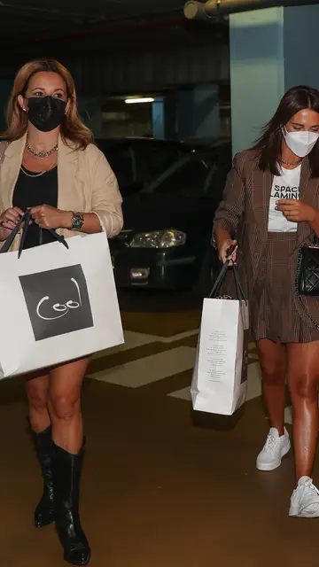 Paula Echevarría e Isabel Navarro saliendo del centro comercial CON LA MASCARILLA PERTINENTE