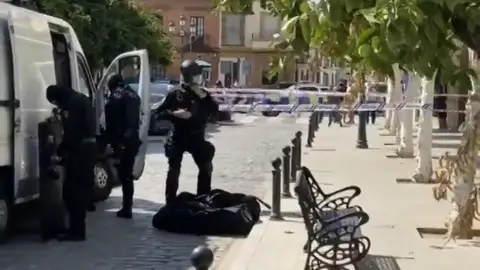 Un hombre armado amenaza con disparar desde su balcón en Coria, Sevilla Un hombre armado amenaza con disparar desde su balcón en Coria, Sevilla