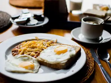 ¿Es bueno comer huevos en el desayuno? Las claves para desayunar de forma saludable ¿Es bueno comer huevos en el desayuno? Las claves para desayunar de forma saludable