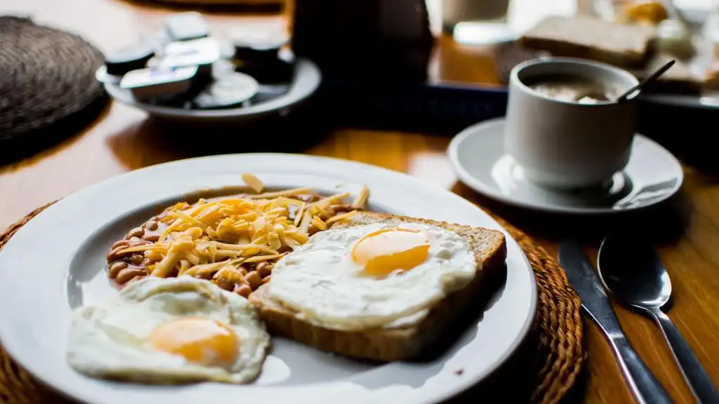 ¿Es bueno comer huevos en el desayuno? Las claves para desayunar de forma saludable Huevos en el desayuno