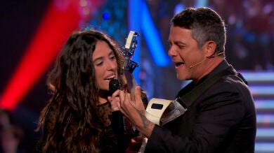 'Corazón partío' llena el plató de 'La Voz' de emoción en las voces de Alejandro Sanz y Virginia Elósegui 