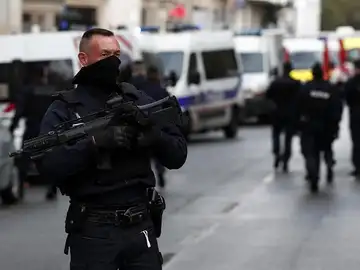 Cuatro heridos en un ataque con cuchillo en París, cerca de 'Charlie Hebdo' Cuatro heridos en un ataque con cuchillo en París, cerca de 'Charlie Hebdo'