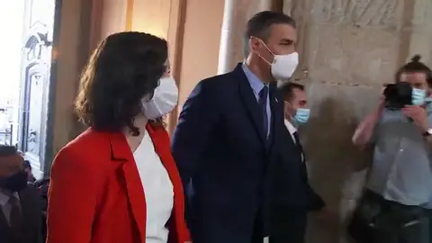 Díaz Ayuso y el Gobierno central, una historia de tiras y aflojas al borde del abismo para salvar Madrid Díaz Ayuso y el Gobierno central, una historia de tiras y aflojas al borde del abismo para salvar Madrid