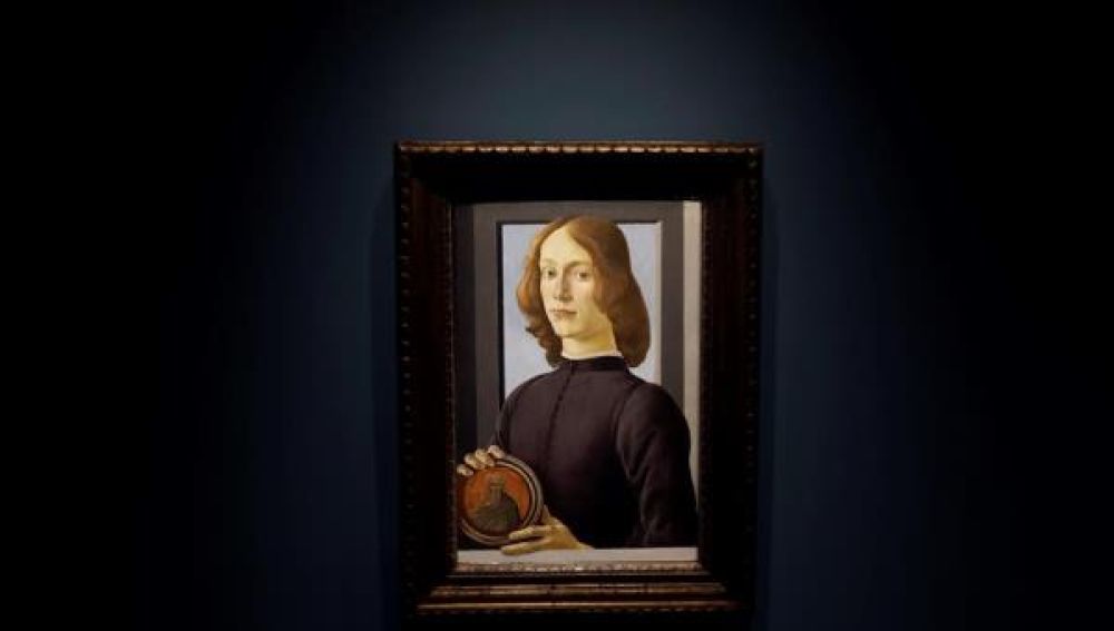 Young Man Holding a Roundel de Sandro Botticelli