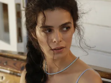 Özge Özpirinçci es Bahar en 'Mujer' Özge Özpirinçci es Bahar en 'Mujer'