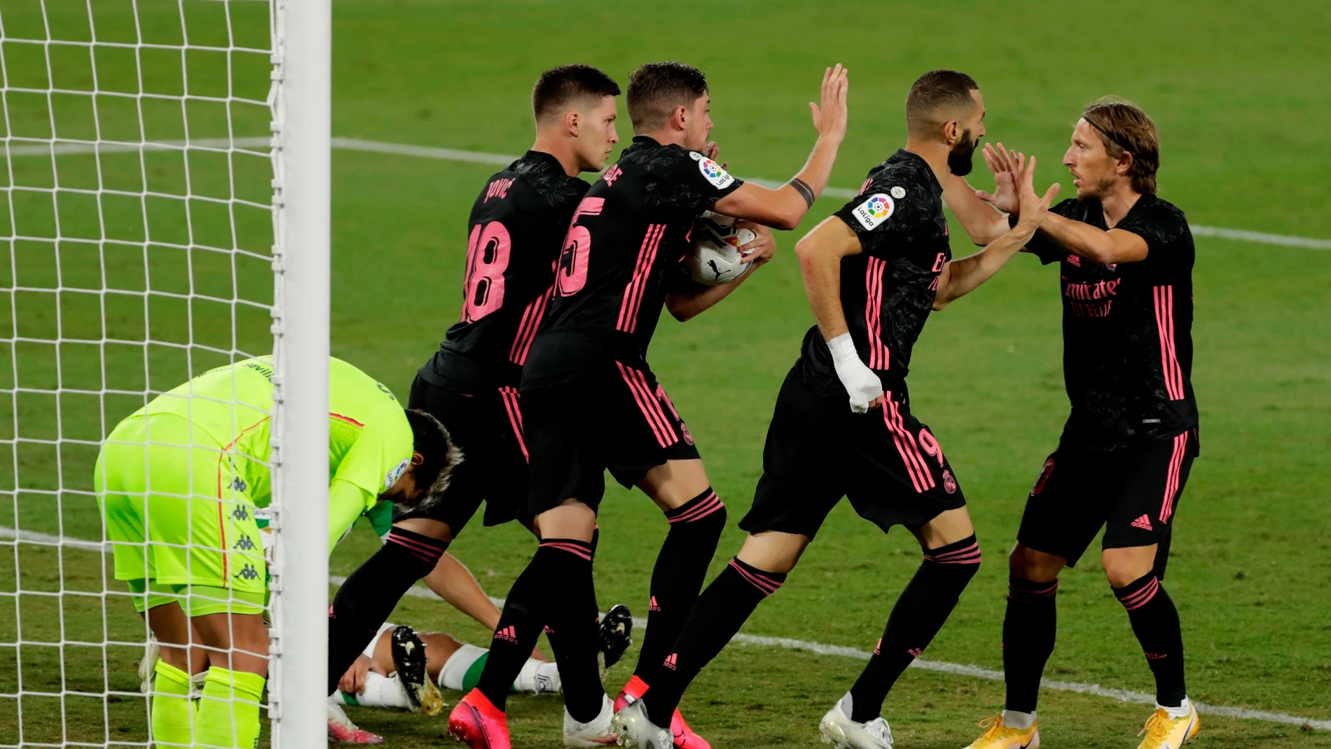 Los jugadores del Real Madrid celebran un gol Los jugadores del Real Madrid celebran un gol