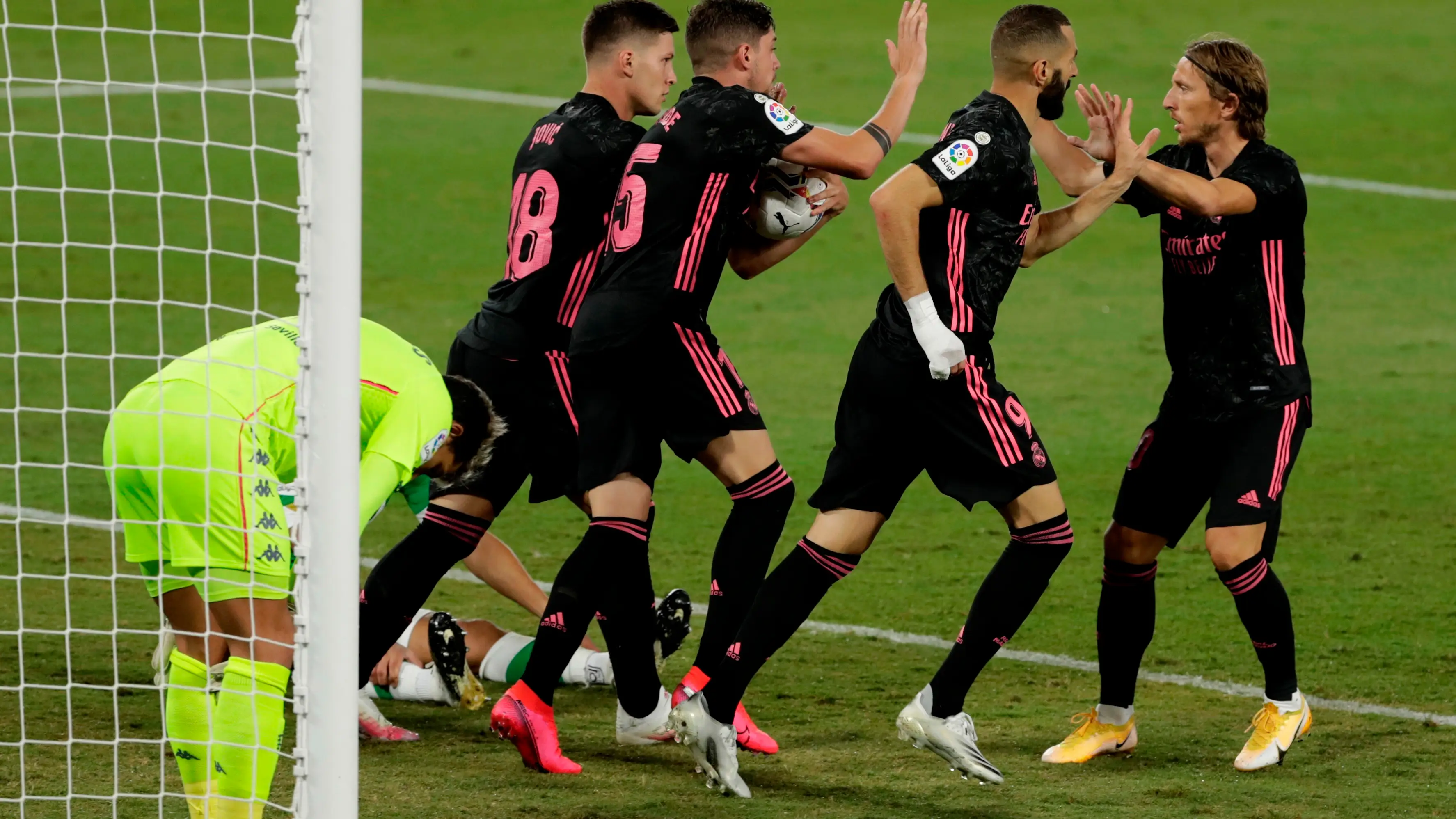 Los jugadores del Real Madrid celebran un gol Los jugadores del Real Madrid celebran un gol