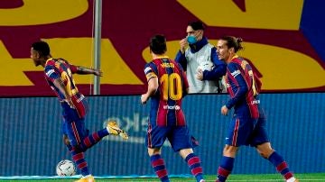 Los jugadores del Barcelona celebran el gol de Ansu Fati