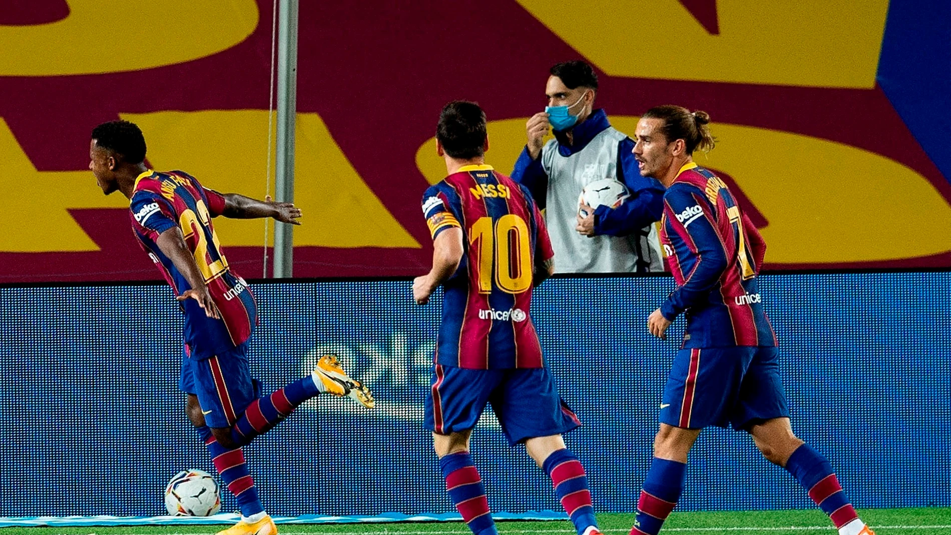 Los jugadores del Barcelona celebran el gol de Ansu Fati Los jugadores del Barcelona celebran el gol de Ansu Fati