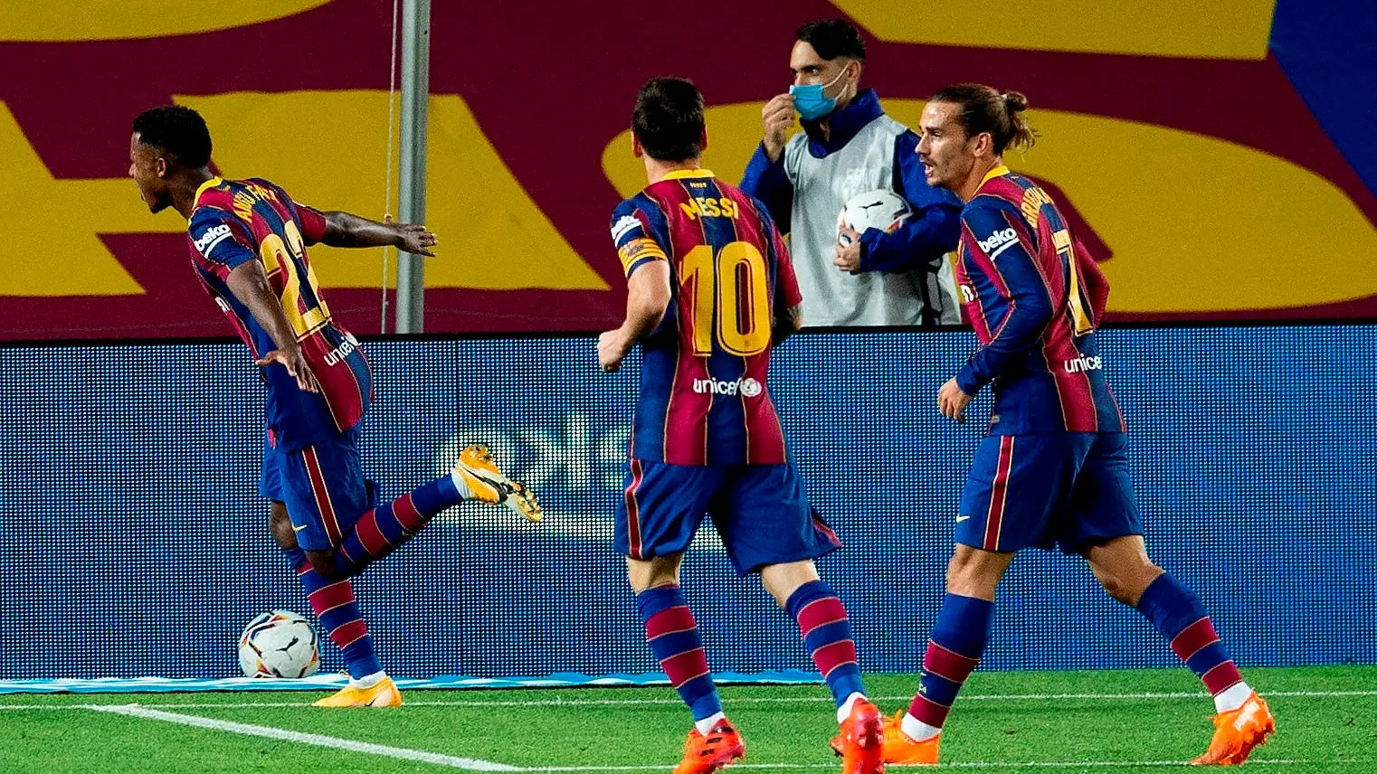 Los jugadores del Barcelona celebran el gol de Ansu Fati Los jugadores del Barcelona celebran el gol de Ansu Fati
