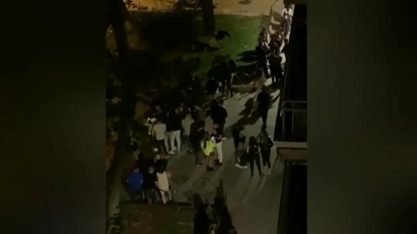 Sin mascarillas ni distancia social, indignantes imágenes de una discoteca de Madrid en plena segunda ola del coronavirus Sin mascarillas ni distancia social, indignantes imágenes de una discoteca de Madrid en plena segunda ola del coronavirus