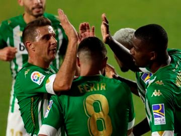 Joaquín celebra un gol junto a sus compañeros