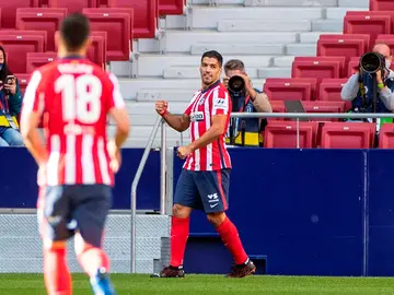 Suárez celebra un gol ante el Granada Suárez celebra un gol ante el Granada