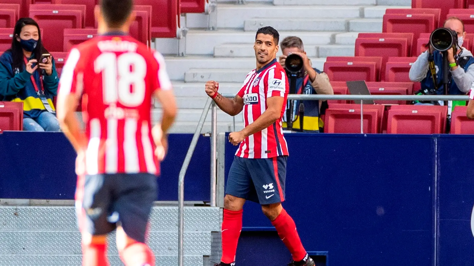Suárez celebra un gol ante el Granada Suárez celebra un gol ante el Granada